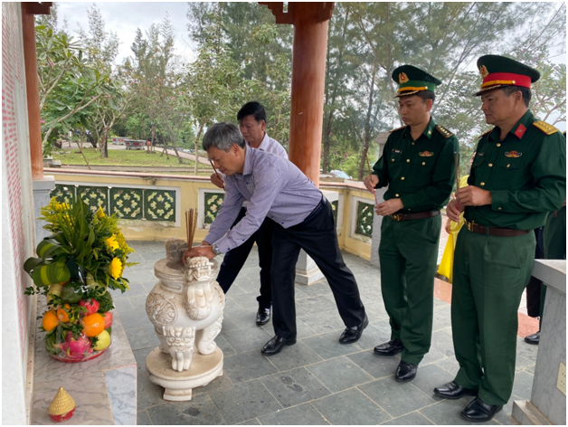 Vice Chairman of the Provincial People's Committee Ho Quang Buu pays a pre-Tet visit tothe units